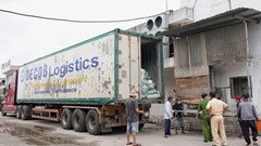 Kiểm tra xe quá tải, phát hiện 30 tấn sản phẩm thịt động vật không rõ nguồn gốc