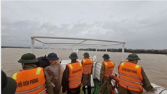 Hai tàu cá tránh bão gặp nạn, 9 thuyền viên mất tích