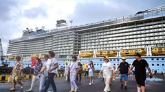 Tàu du lịch biển chở hơn 4.000 khách cập cảng ở Huế thay vì TP. Hồ Chí Minh