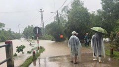 Huế: Nhiều trường tiếp tục “đóng cửa”, ô tô bị cuốn trôi khi vượt qua đường ngập