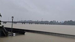 Mưa rất to, các sông ở Huế đã vượt báo động 2