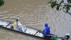 Sông Hương vượt báo động 3, nhiều nơi tại Huế phải di chuyển bằng ghe