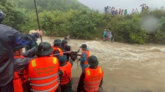 Quân đội, công an xuyên đêm hỗ trợ người dân vùng ngập lũ