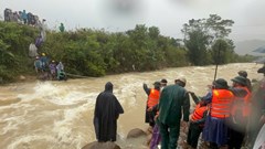 Bộ đội Biên phòng Huế tiếp tế lương thực cho người dân vùng biên bị cô lập