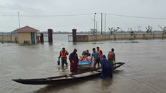 Kịp thời cứu hộ đoàn thiện nguyện bị lật ghe giữa nước lũ 