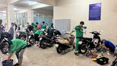 Sửa chữa xe máy bị ngập lụt cho người dân ở TP. Huế