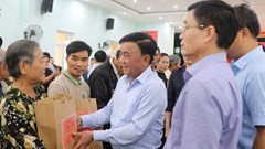 Thường trực Ban Bí thư thăm và tặng quà người dân vùng lũ tại Huế