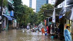 Nước sông Hương dâng nhanh gần báo động 3, đường phố ở Huế lại chìm trong nước