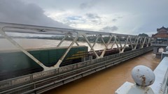 Tiếp tục điều đoàn tàu gần 475 tấn giữ cầu Bạch Hổ khi nước sông Hương dâng cao