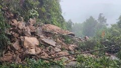 Sạt trượt đất, nghiêng cầu cạn trên đường Hồ Chí Minh qua TP. Huế