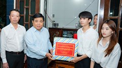 Phó Thủ tướng Nguyễn Chí Dũng thăm người dân bị thiệt hại do mưa lũ tại Huế