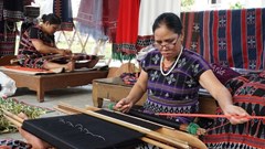  Người phụ nữ trao truyền nghề dệt Dèng, nâng cao thu nhập cho đồng bào Tà Ôi