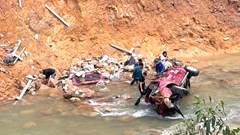 Va chạm giao thông trên cao tốc, xe bán tải bị hất văng xuống suối