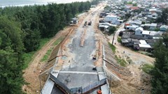 Vì sao cầu vượt cửa biển 2.400 tỉ đồng ở Huế phải rào chắn lại?