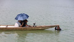 Thợ lặn ngâm mình dưới sông Hương tìm 2 cây vàng của người dân đánh rơi