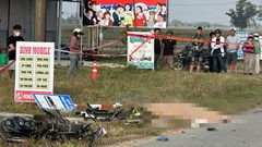 Xe tải va chạm với nhiều xe máy gần trường học khiến 2 người thiệt mạng 