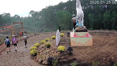 Người phụ nữ trèo lên bệ đỡ linh vật Bạch mã để check-in gây phản cảm