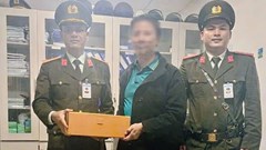 Trao trả tài sản trị giá gần 450 triệu đồng cho du khách để quên ở sân bay Phú Bài