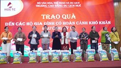 “Xuân yêu thương” hỗ trợ sinh viên Cao đẳng Du lịch Huế về quê đón Tết
