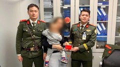 Nữ hành khách xúc động nhận lại vàng bị “thất lạc” ở sân bay