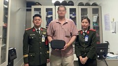 Kịp thời trao trả túi xách có nhiều giấy tờ quan trọng và tài sản cho du khách Úc