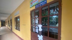 Phòng học bị xuống cấp phải “niêm phong”, hàng trăm học sinh đi học nhờ nơi khác