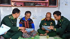 Bộ đội Biên phòng hướng dẫn đồng bào vùng biên A Lưới thực hiện quyền bầu cử