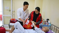 Mang hòm phiếu đến tận giường bệnh nhân ung bướu