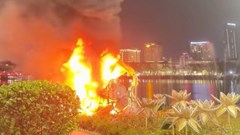 Linh vật ngựa ven sông Hương bốc cháy trong đêm