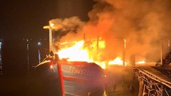 Tàu cá của ngư dân ở Huế bị lửa thiêu rụi trong đêm