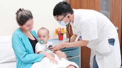 Kịp thời cứu bé 9 tháng tuổi người Kazakhstan nuốt phải kim băng 