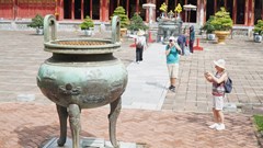 Du khách có thể bị dừng tham quan di tích Huế nếu ăn mặc phản cảm