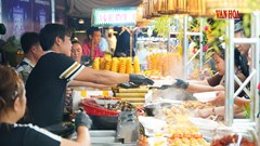 Thưởng thức món ngon tại Ngày hội Văn hóa Ẩm thực Huế