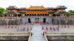 Tái hiện Lễ Truyền lô và tuyên dương 385 học sinh danh dự toàn trường