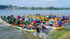 Rộn ràng đua ghe truyền thống trên sông Hương trong ngày Quốc khánh