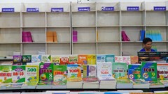 Huế: Có chính sách cấp phát miễn phí, vì sao phụ huynh vẫn “săn” SGK?