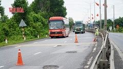 Mới đầu mùa mưa, mặt đường Quốc lộ 1 qua Huế đã xuất hiện nhiều ổ gà