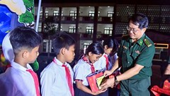 Vui hội trăng rằm cho trẻ em ở xã biên giới A Lưới 4