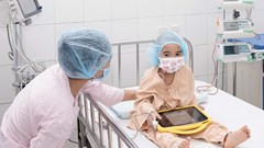 Bé gái bị suy tủy xương vô căn được ghép tế bào gốc từ em trai 18 tháng tuổi