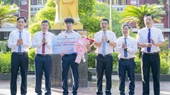 TP. Huế khen thưởng học sinh giành Huy chương Bạc Olympic Vật lý quốc tế