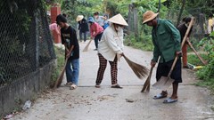 Làm đẹp đường làng, ngõ xóm mừng lễ Quốc khánh