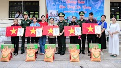 Tặng cờ Tổ quốc, ảnh Bác Hồ tại xã Đặng Thùy Trâm