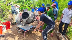 Người dân thôn Nước Giáp phấn khởi làm đường bê tông