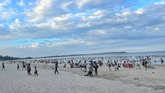 Kịp thời cứu hộ 5 người thoát khỏi sóng dữ khi đang tắm biển