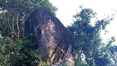 Khối đá lớn có nguy cơ đổ sập đe dọa hàng chục hộ dân