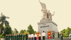Dâng hương, dâng hoa tại Tượng đài Khởi nghĩa Ba Tơ