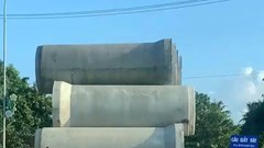 Xử phạt tài xế chở nhiều cống bê tông trụ tròn không chằng buộc lưu thông trên đường