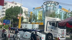 Xe tải chở làm rơi nhiều thùng chất lỏng đổ tràn ra đường nghi hóa chất