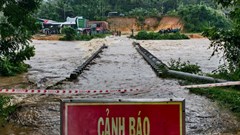 Mưa lớn nước sông dâng cao, sạt lở đất gây chia cắt giao thông