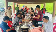 Bữa cơm ấm áp giữa ngày mưa lũ của đồng bào Hrê